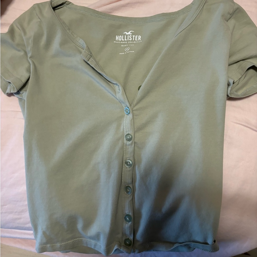 hollister cropped green tee